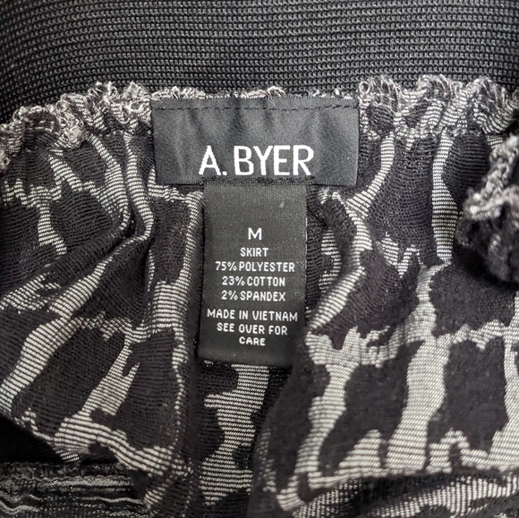 A. BYER | skirt w/pockets - Picture 4 of 4